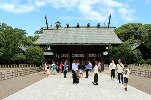 宮崎神宮の周りで写真を撮る人や家族 2019年8月撮影 — ストック写真