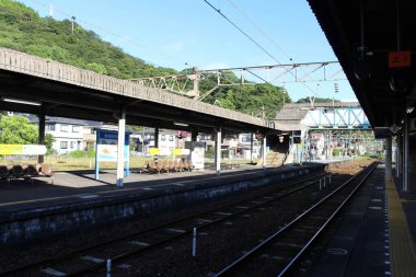 Sabah Oita 'daki Saiki İstasyonu Platformu' nda. Ağustos 2019 'da çekildi..