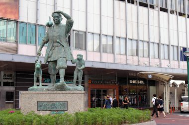 Okayama İstasyonu 'nun önündeki Momotaro Heykeli' nin yakınında. Ağustos 2019 'da çekildi..