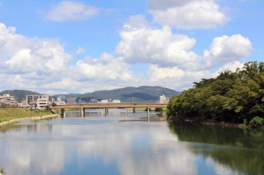Okayama Korakuen Bahçesi ve onun tesis boyunca yansıması. Eylül 2019 'da çekildi..