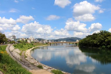 Okayama Korakuen Bahçesi ve onun tesis boyunca yansıması. Eylül 2019 'da çekildi..