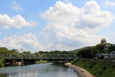 Yuejian Köprüsü ve Okayama Şatosu Okayama Korakuen Bahçesi ve onun yansıması. Eylül 2019 'da çekildi..