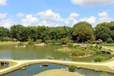 Okayama Korakuen Bahçesi 'nin yatay yeşil manzarası. Eylül 2019 'da çekildi..