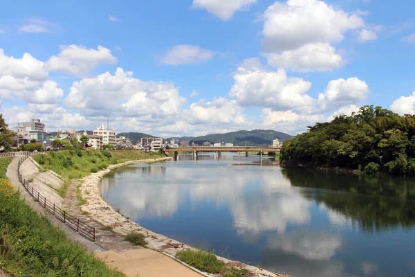 岡山後楽園庭園と複合体全体の反射 2019年9月撮影 — ストック写真