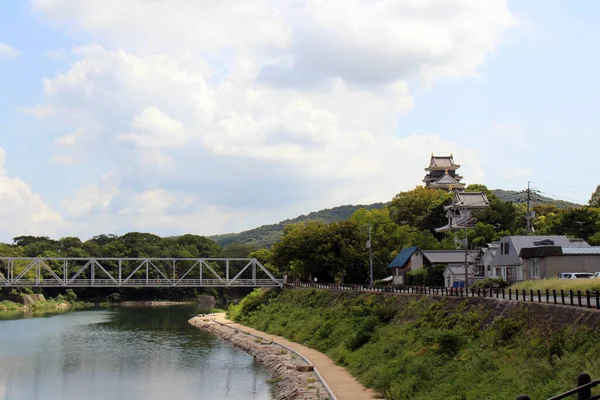 岡山後楽園庭園に架かる橋と岡山城とその反射 2019年9月撮影 — ストック写真