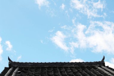 Geleneksel Japon çatı tarzı, biraz oymayla, bir evde..