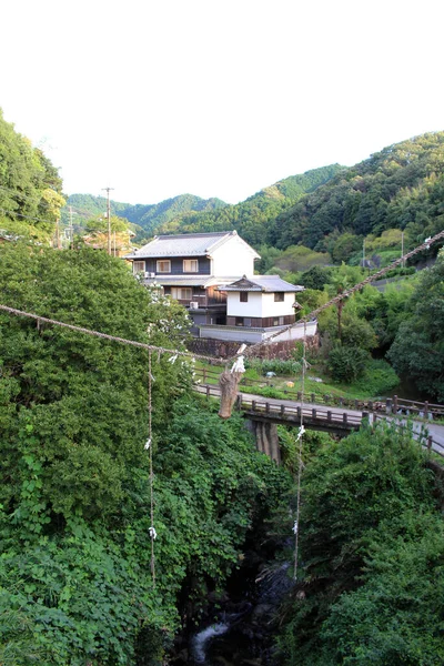 在日本奈良麻浦的桥中央悬挂着石川绳 2019年9月拍摄 — 图库照片