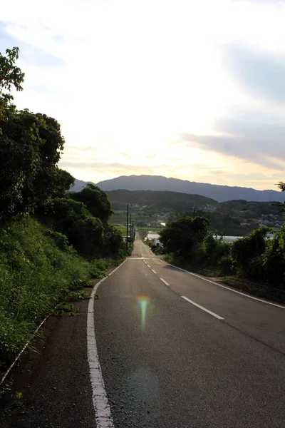 Αγροτικός Δρόμος Και Ηλιοβασίλεμα Φόντο Βουνά Στην Ασούκα Της Ιαπωνίας — Φωτογραφία Αρχείου