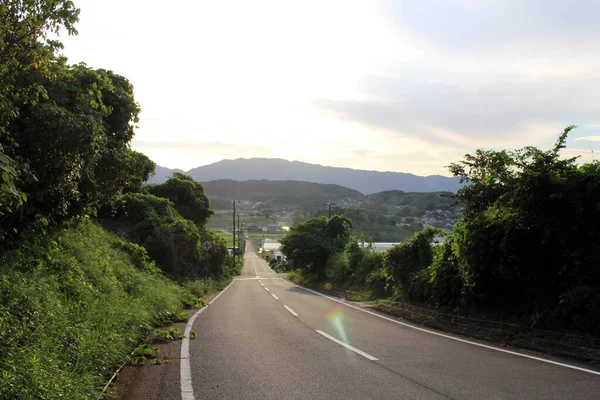 日本の飛鳥を背景に国の道と山の夕日 2019年9月撮影 — ストック写真