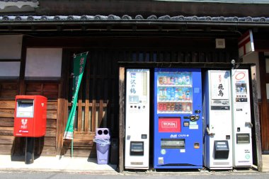 Nara 'nın Asuka köyünde makineler ve çöp bidonları. Eylül 2019 'da çekildi..