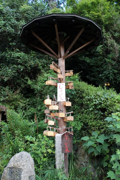 Japanische Gebetstafeln Aus Holz Unter Einem Regenschirm — Stockfoto