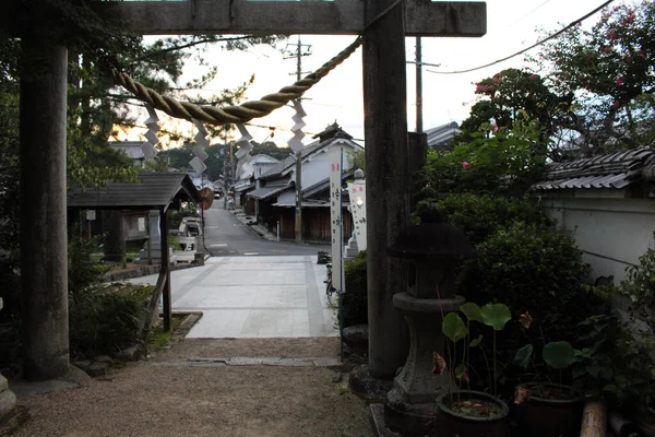 日没時に飛鳥の飛鳥神社の入り口鳥居 2019年9月撮影 — ストック写真