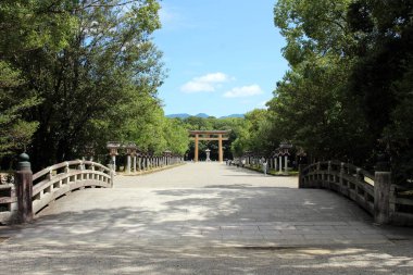 Nara, Japonya 'daki Kashihara Jingu Tapınağı' na köprü ve giriş. Eylül 2019 'da çekildi..