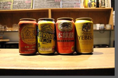 Bir restoranda ünlü Japon bira markaları (Kirin, Suntory, Yebisu)..