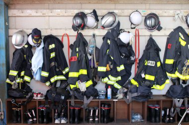 Japon itfaiyeciler Sakurai 'de kask, ceket ve pantolon giyerler. Eylül 2019 'da çekildi..