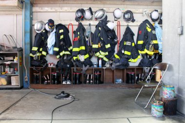 Japon itfaiyeciler Sakurai 'de kask, ceket ve pantolon giyerler. Eylül 2019 'da çekildi..