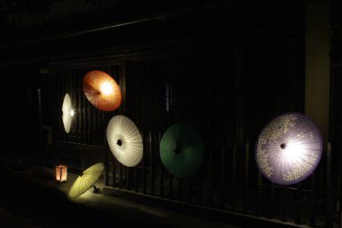 Şemsiyeler, fener festivali sırasında eski Japon kenti Oka 'nın etrafındaki dükkan duvarında. Eylül 2019 'da çekildi..