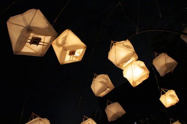 Asuka 'daki Tenrikyo Tapınağı' nda fener festivali kutlaması. Eylül 2019 'da çekildi..