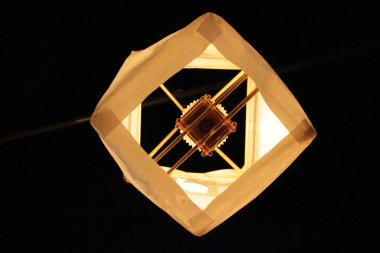 Aşağıdan Japon fenerinin yakın görüntüsü.