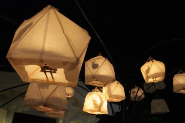 Japon fenerleri tavşan burcu gösteriyor..