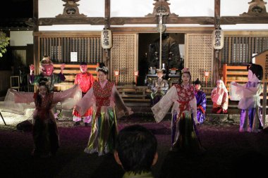 Yerel Japonlar geceleri Asuka 'da geleneksel dram sahnelerler. Eylül 2019 'da çekildi..