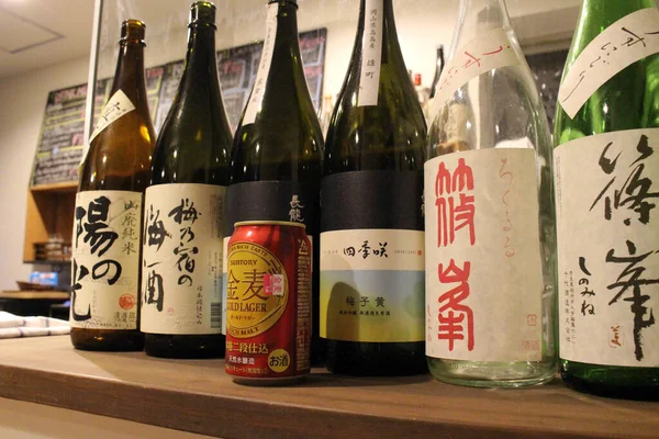 Vista Cerca Lata Cerveza Suntory Entre Botellas Sake Japonesas — Foto de Stock