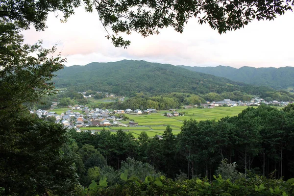 日没時の甘樫の丘展望台から見た明日香町の近所 2019年9月撮影 — ストック写真