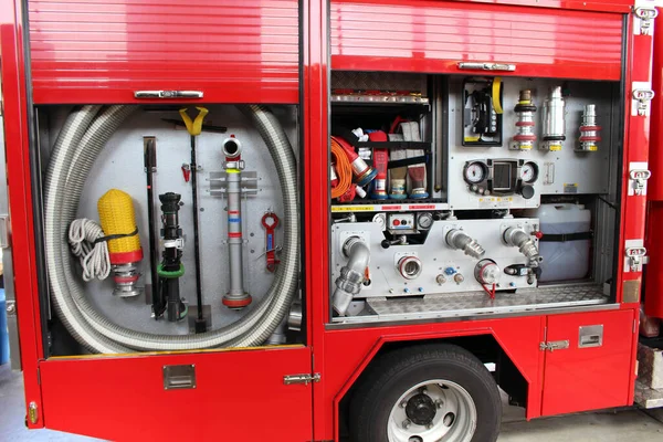 日本消防队员在消防车上的装备和工具 2019年9月拍摄 — 图库照片