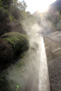 Beppu, Oita, Japonya 'daki kanalizasyondan Hotspring Buharı' nın yakın görüntüsü. Kasım 2019 'da çekildi.