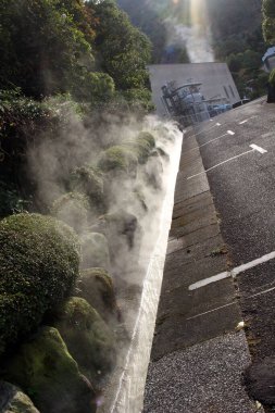 Beppu, Oita, Japonya 'daki kanalizasyondan Hotspring Buharı' nın yakın görüntüsü. Kasım 2019 'da çekildi.