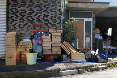Beppu, Oita 'daki Japon evinin önünde dağınık şeyler depolanmış. Kasım 2019 'da çekildi..