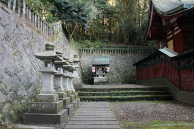 Beppu, Oita 'daki Hachimanasami Jinja Tapınağı çevresindeki heykeller. Aralık 2019 'da çekildi.