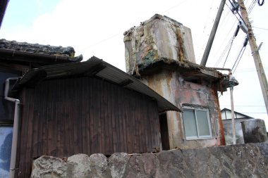 Huysuz kaplıca odası (muhtemelen sülfür yüzünden) Beppu 'da bir evin. Aralık 2019 'da çekildi.