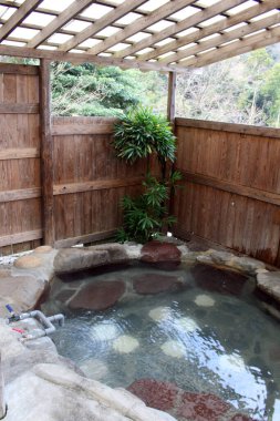 Özel kaplıca ya da Beppu 'daki geleneksel Japon kaplıcalarında onsen. Aralık 2019 'da çekildi..