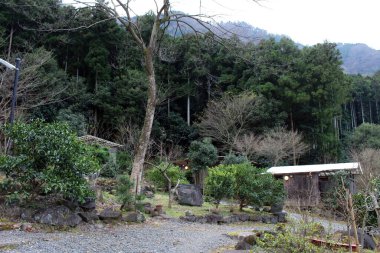 Geleneksel kaplıca merkezi ya da Japonya 'nın Beppu kentindeki Gotouen' de onsen. Aralık 2019 'da çekildi..