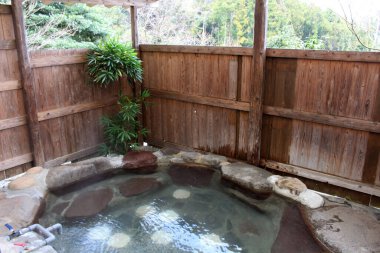 Özel kaplıca odası ya da Beppu 'daki Gotouen' de onsen. Aralık 2019 'da çekildi..