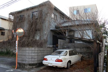 Beppu, Oita 'da terk edilmiş eski bir Japon evi..