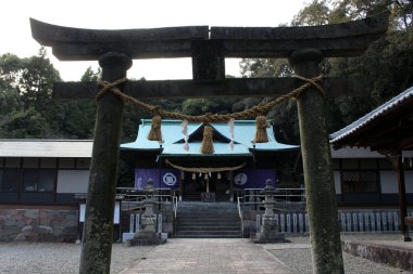 Torii kapısı ve Beppu 'daki Jinja Tapınağı' nın ana tapınağı. Mart 2020 'de çekildi..