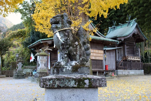 Widok Bliska Posąg Lwa Wokół Kompleksu Świątyni Yasaka Jinja Beppu — Zdjęcie stockowe