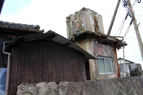 Huysuz kaplıca odası (muhtemelen sülfür yüzünden) Beppu 'da bir evin. Aralık 2019 'da çekildi.