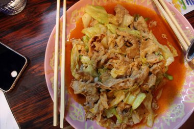 Japonya, Beppu 'da geleneksel izakaya' da kimchi ile servis edilen domuz eti tabağı.