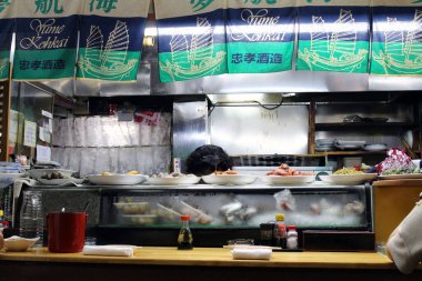 Ev sahibi Japonya 'nın Nagasaki kentindeki geleneksel izakaya' da yemek hazırlamakla meşgul. Ağustos 2019 'da çekildi..