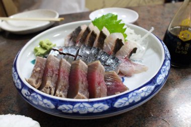 Japonya 'nın Nagasaki şehrinde geleneksel izakaya' da taze sashimi balığı dilimleri servis edilir. Ağustos 2019 'da çekildi..