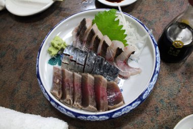 Japonya 'nın Nagasaki şehrinde geleneksel izakaya' da taze sashimi balığı dilimleri servis edilir. Ağustos 2019 'da çekildi..