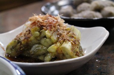 Patlıcan ve Katsuobushi 'nin yakın çekimi üzerine kurutulmuş balık bonito gevreği. Ağustos 2019 'da çekildi..