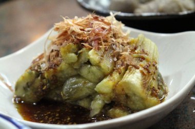 Patlıcan ve Katsuobushi 'nin yakın çekimi üzerine kurutulmuş balık bonito gevreği. Ağustos 2019 'da çekildi..