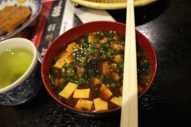 Japonya 'nın Nagasaki şehrinde geleneksel izakaya' da bir kase miso çorbası servis edilir. Ağustos 2019 'da çekildi..