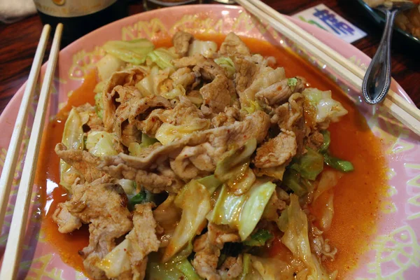 別府の伝統的な居酒屋で提供されるキムチと豚肉料理 — ストック写真