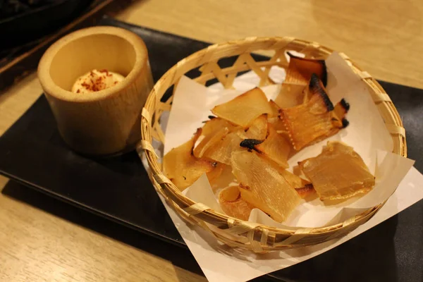 日本の居酒屋で提供される揚げサメの皮 — ストック写真