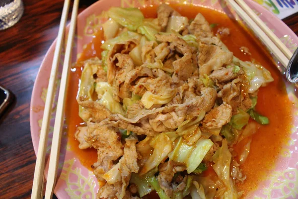김치를 돼지고기 요리는 전통적 이자카야에서 제공되었다 — 스톡 사진